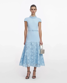 Błękitna sukienka midi z koronką - Image #0