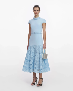 Błękitna sukienka midi z koronką - Image #1