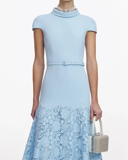 Błękitna sukienka midi z koronką - Image #3