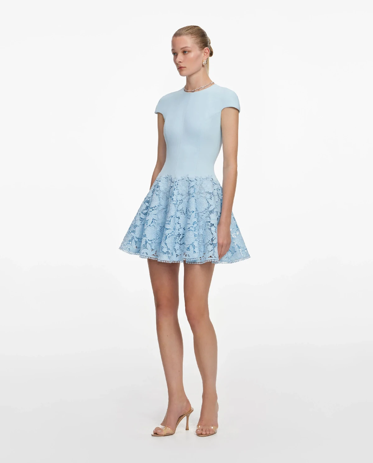 Błękitna sukienka mini z koronką