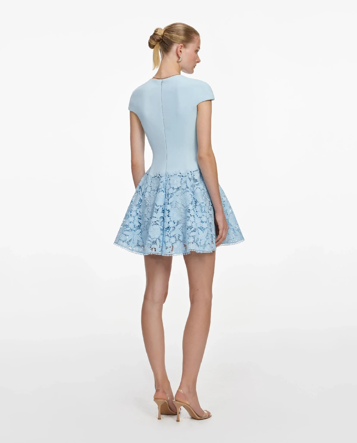 Błękitna sukienka mini z koronką - Image #2