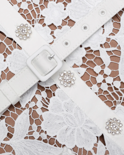 Biała koronkowa sukienka midi z kołnierzykiem - Image #4