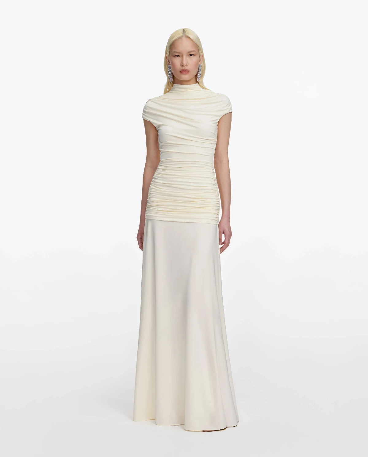 Żółta sukienka maxi z drapowaniem - Image #0