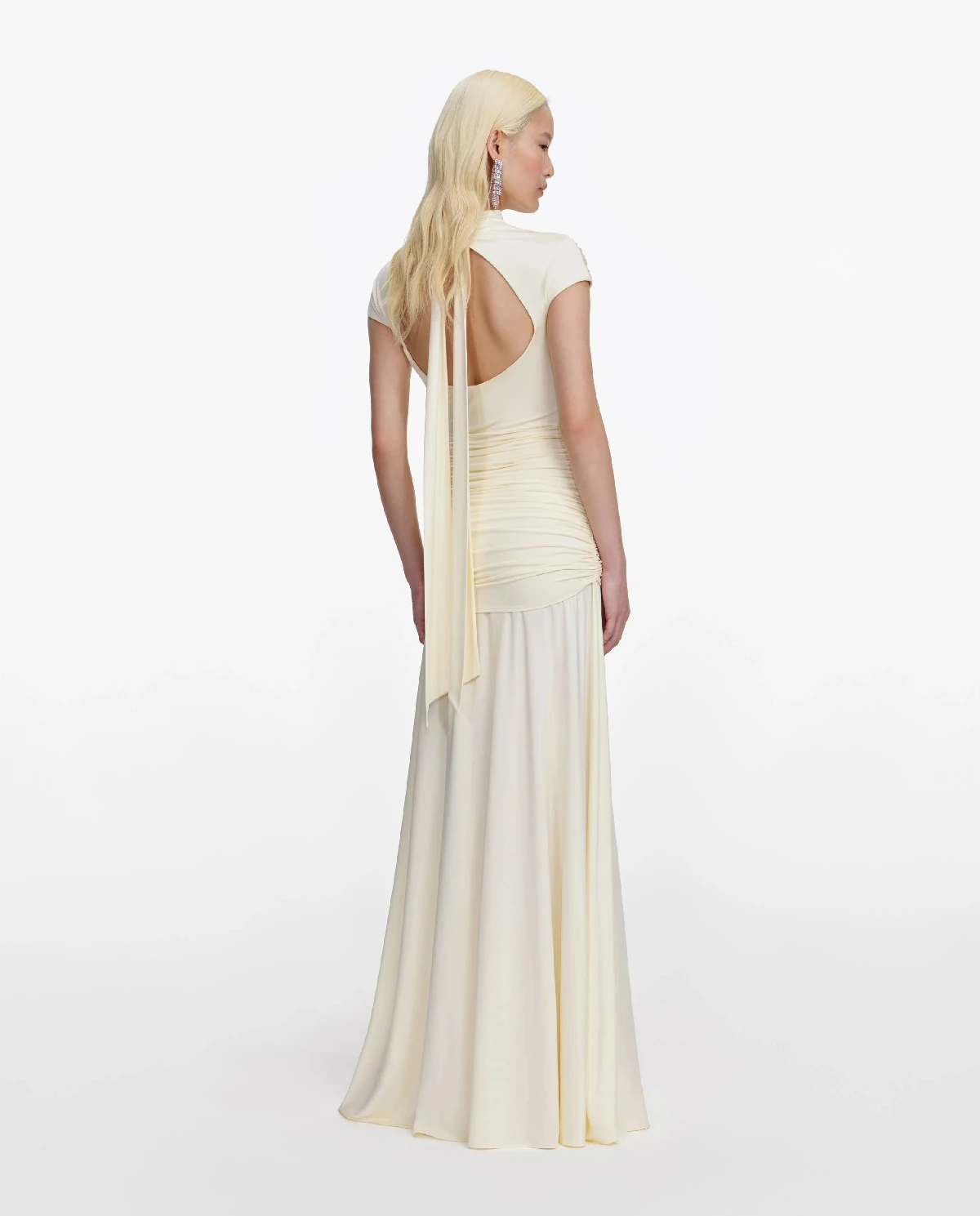 Żółta sukienka maxi z drapowaniem - Image #2