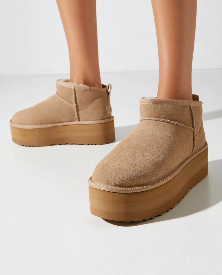 Beżowe śniegowce Classic Ultra Mini Platform