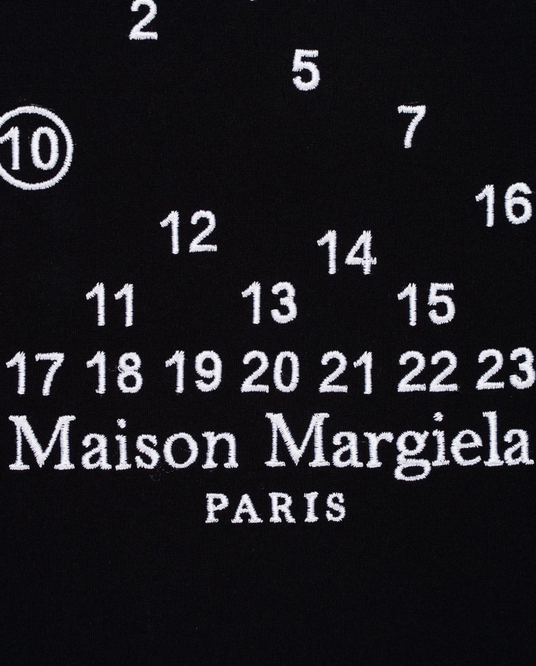 Czarny t-shirt z haftowanym logo „10 Numeric”