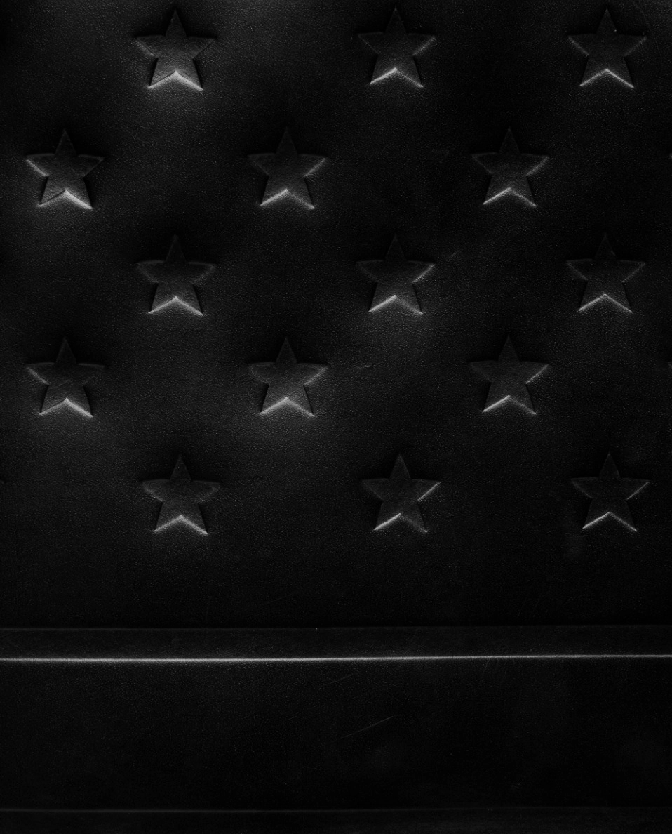 Czarna kopertówka z wytłoczoną amerykańską flagą - Image #3