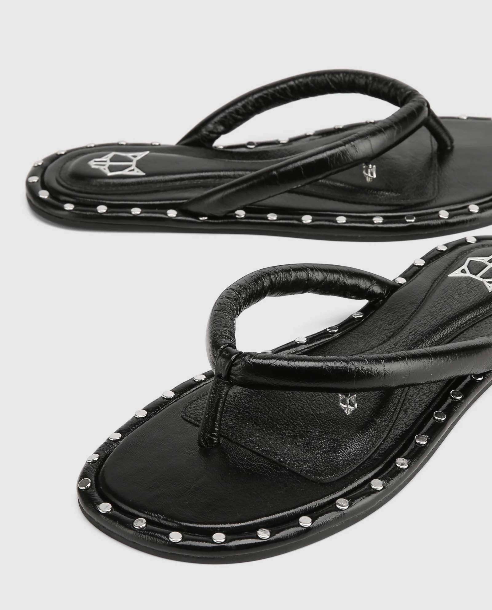 Czarne skórzane japonki z ćwiekami Grenada - Image #3