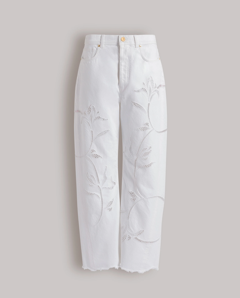 Białe jeansy z kwiatowym haftem