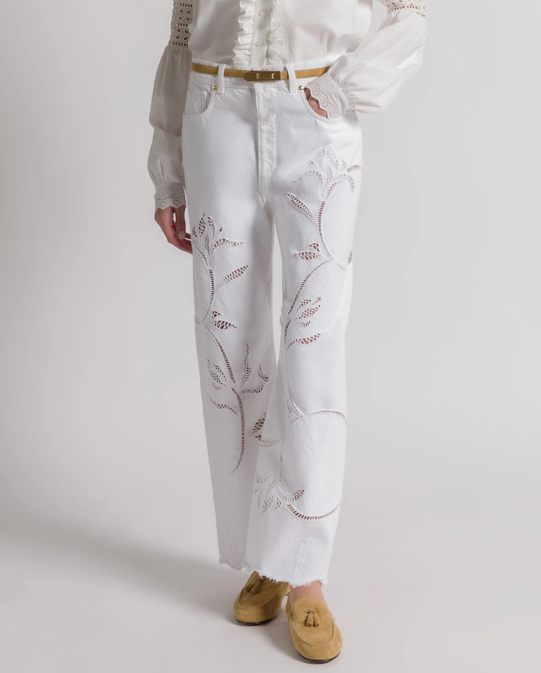 Białe jeansy z kwiatowym haftem