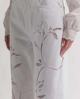 Białe jeansy z kwiatowym haftem - Image #4