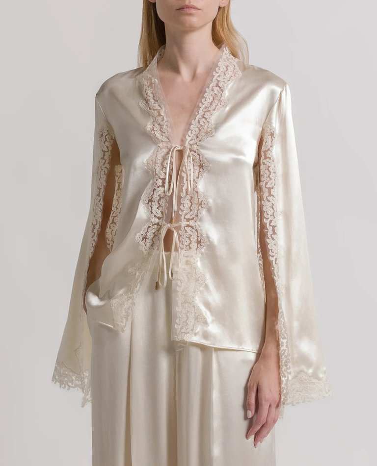 Kremowa satynowa bluzka z koronką