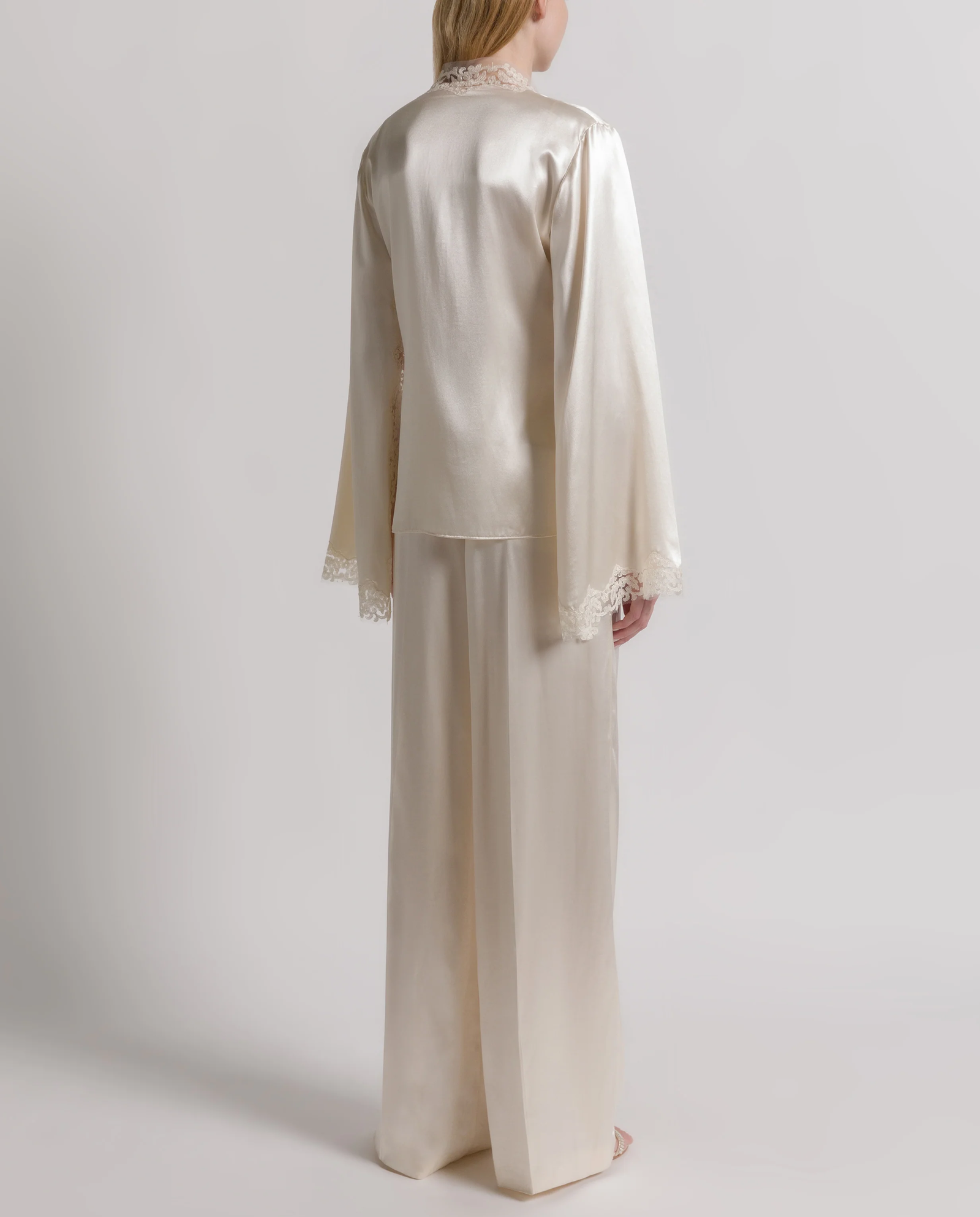 Kremowa satynowa bluzka z koronką - Image #4