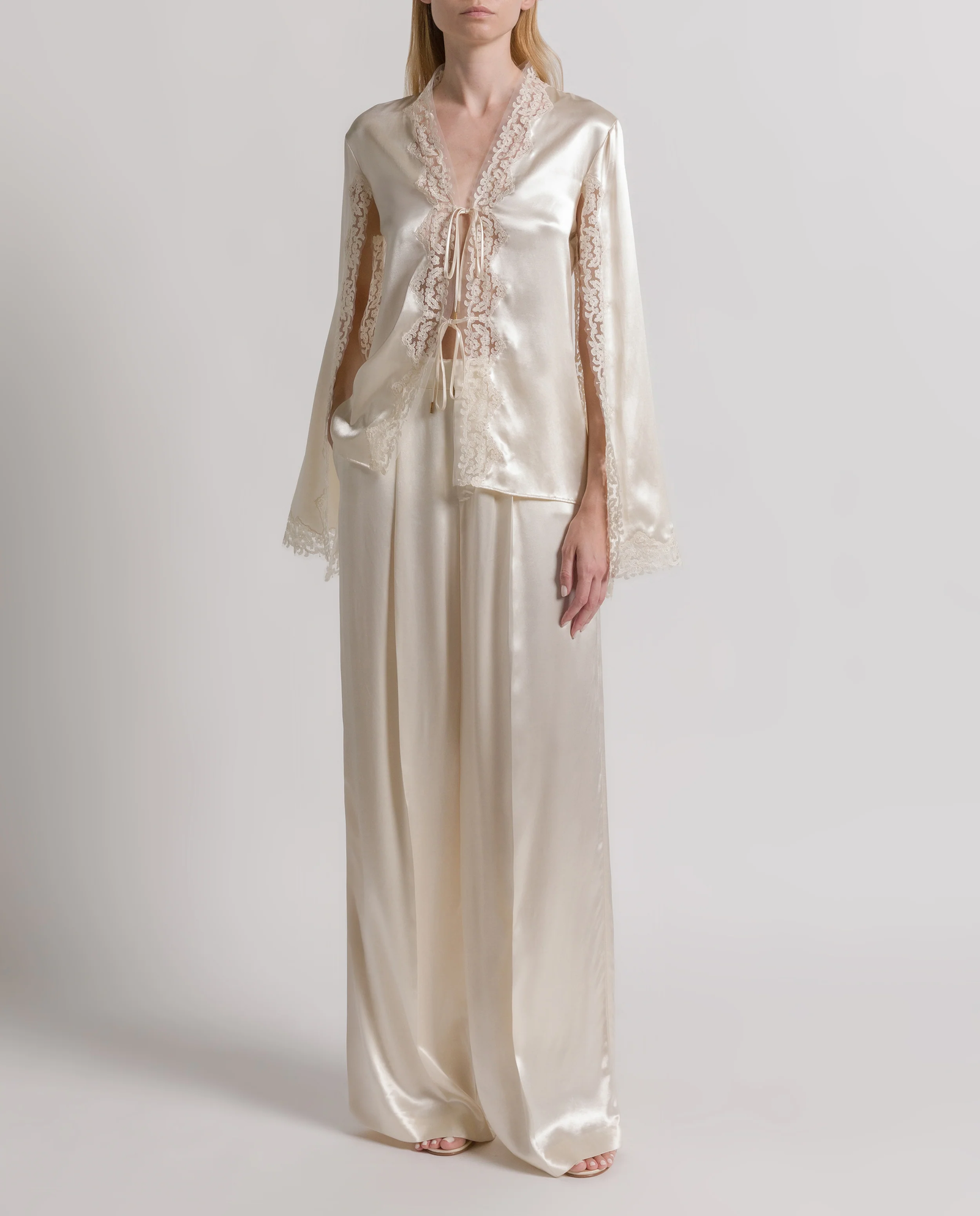 Kremowa satynowa bluzka z koronką - Image #3