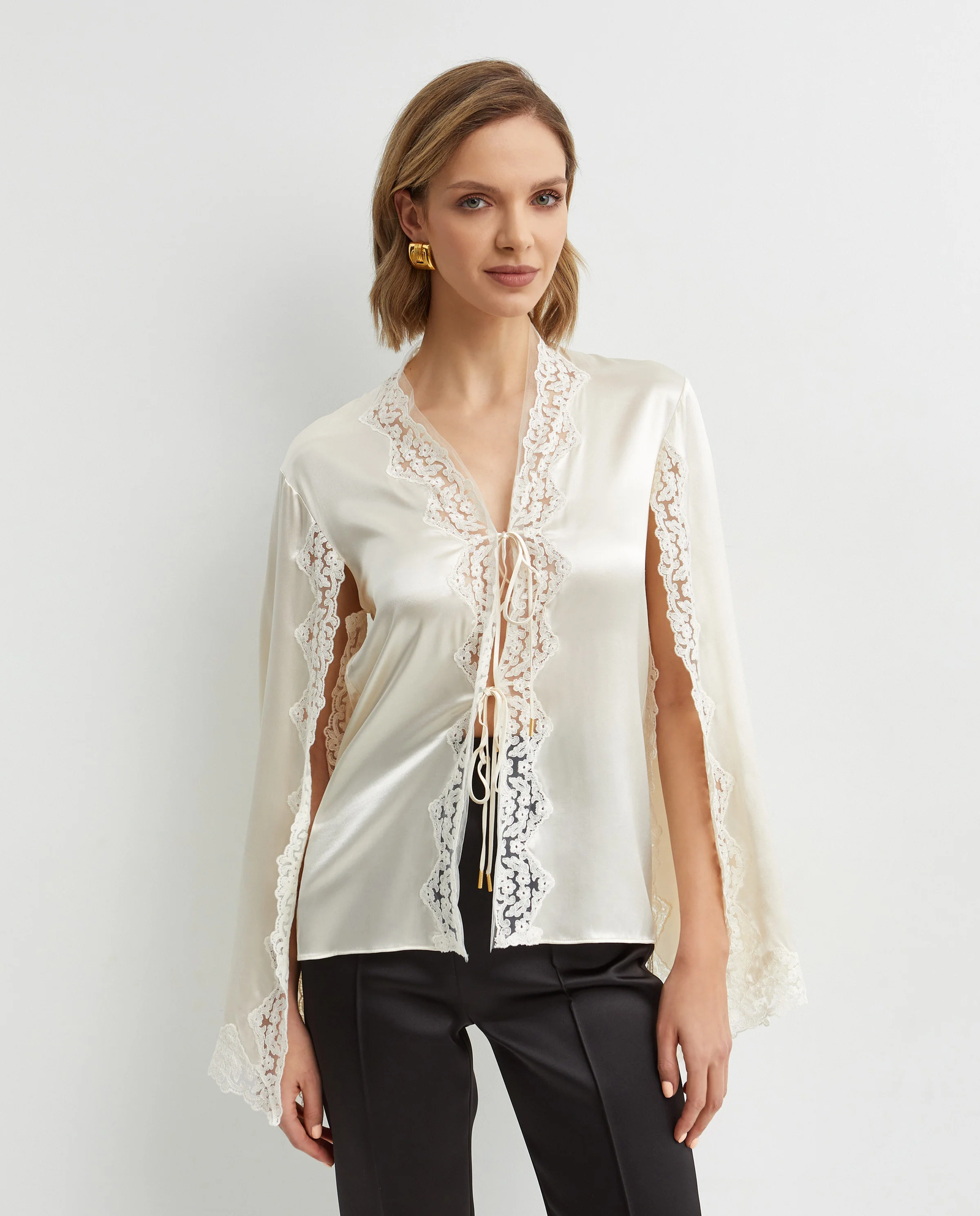 Kremowa satynowa bluzka z koronką - Image #0