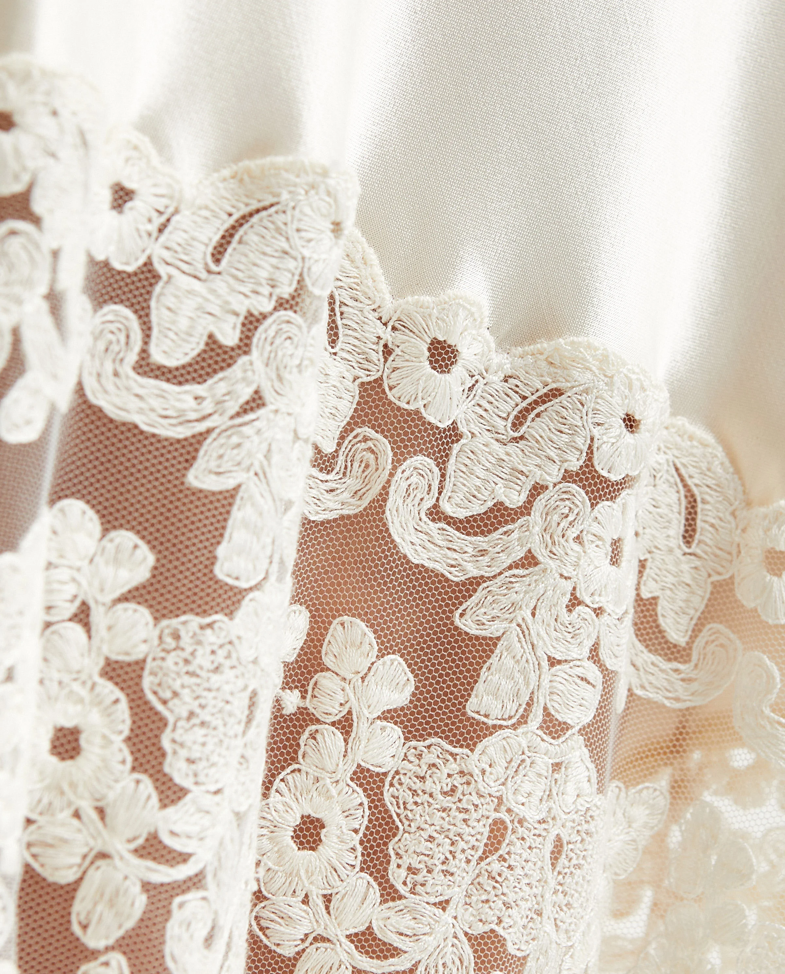 Satynowa sukienka z koronką - Image #3