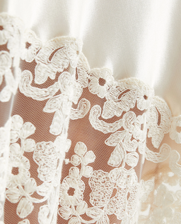 Satynowa sukienka z koronką - Image #3