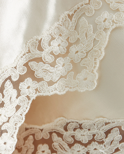 Satynowe bolerko z koronką - Image #3