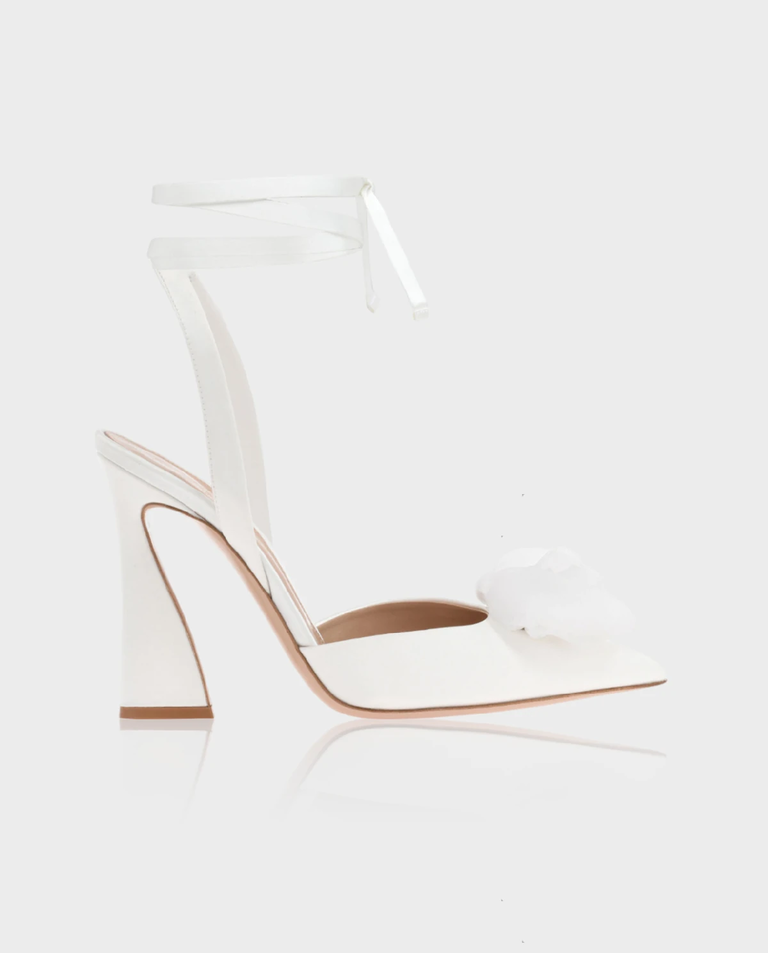 Białe satynowe czółenka