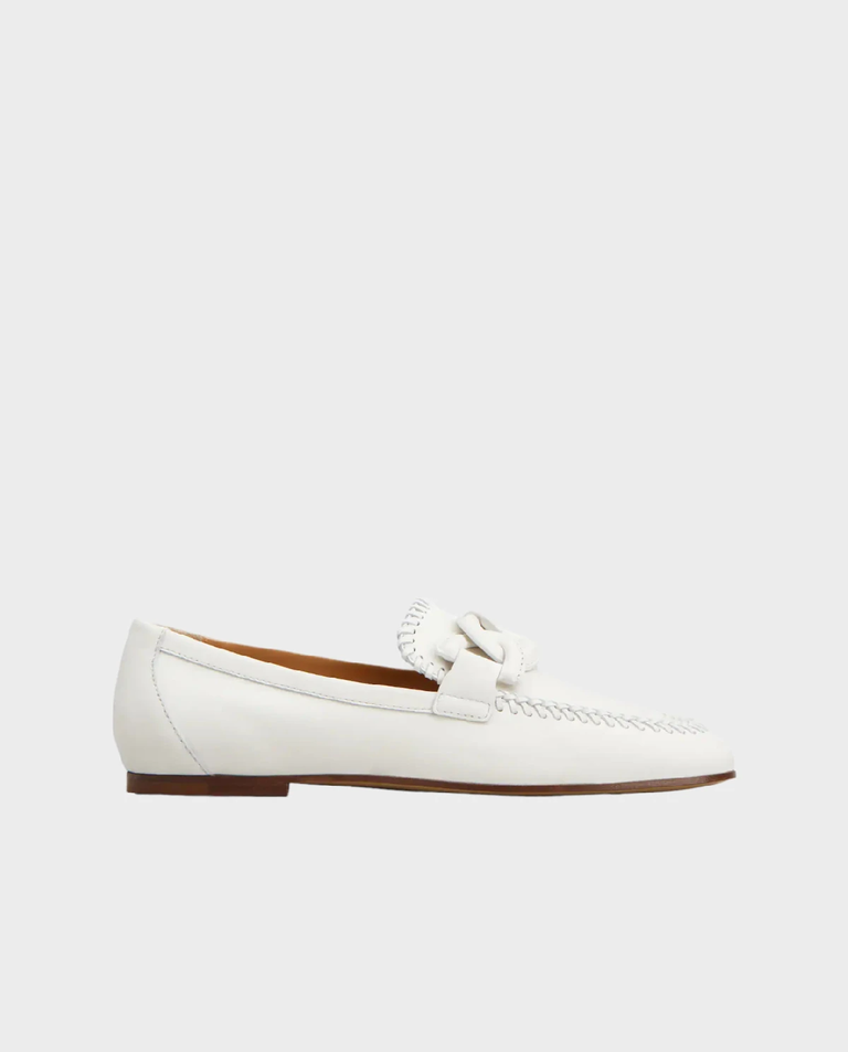 Białe skórzane mokasyny