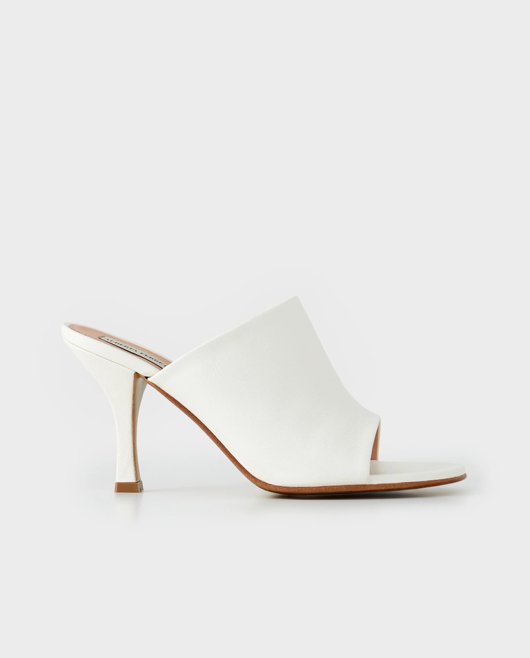 Białe skórzane mule