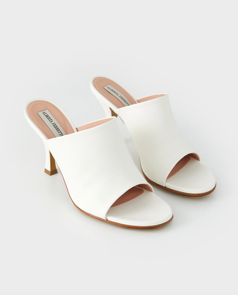 Białe skórzane mule