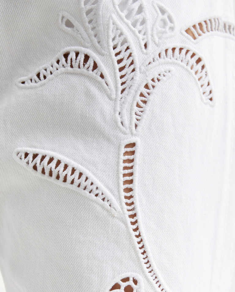 Białe jeansy z kwiatowym haftem - Image #3