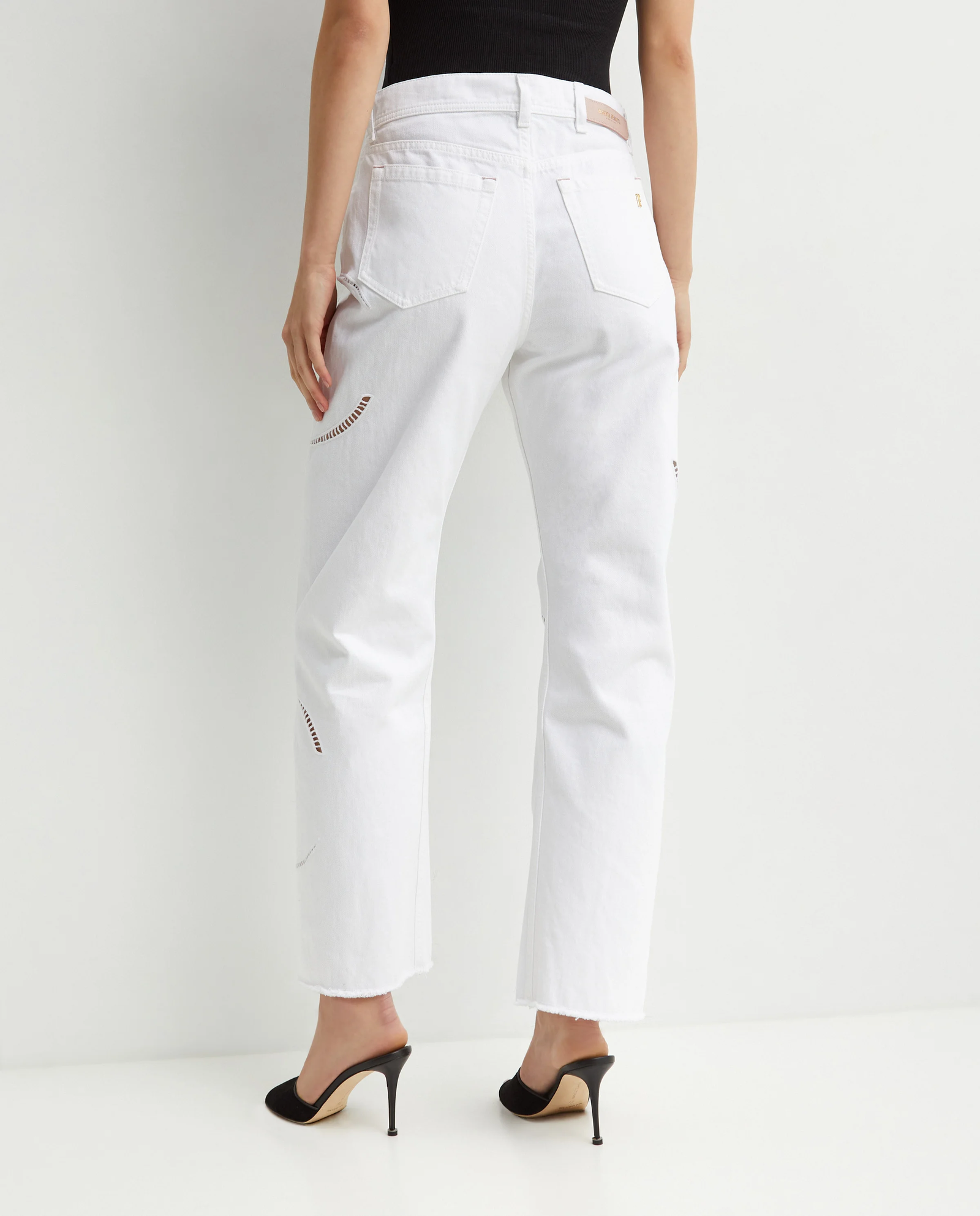 Białe jeansy z kwiatowym haftem - Image #2