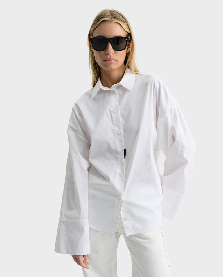 Biała koszula z napisem na plecach Clara