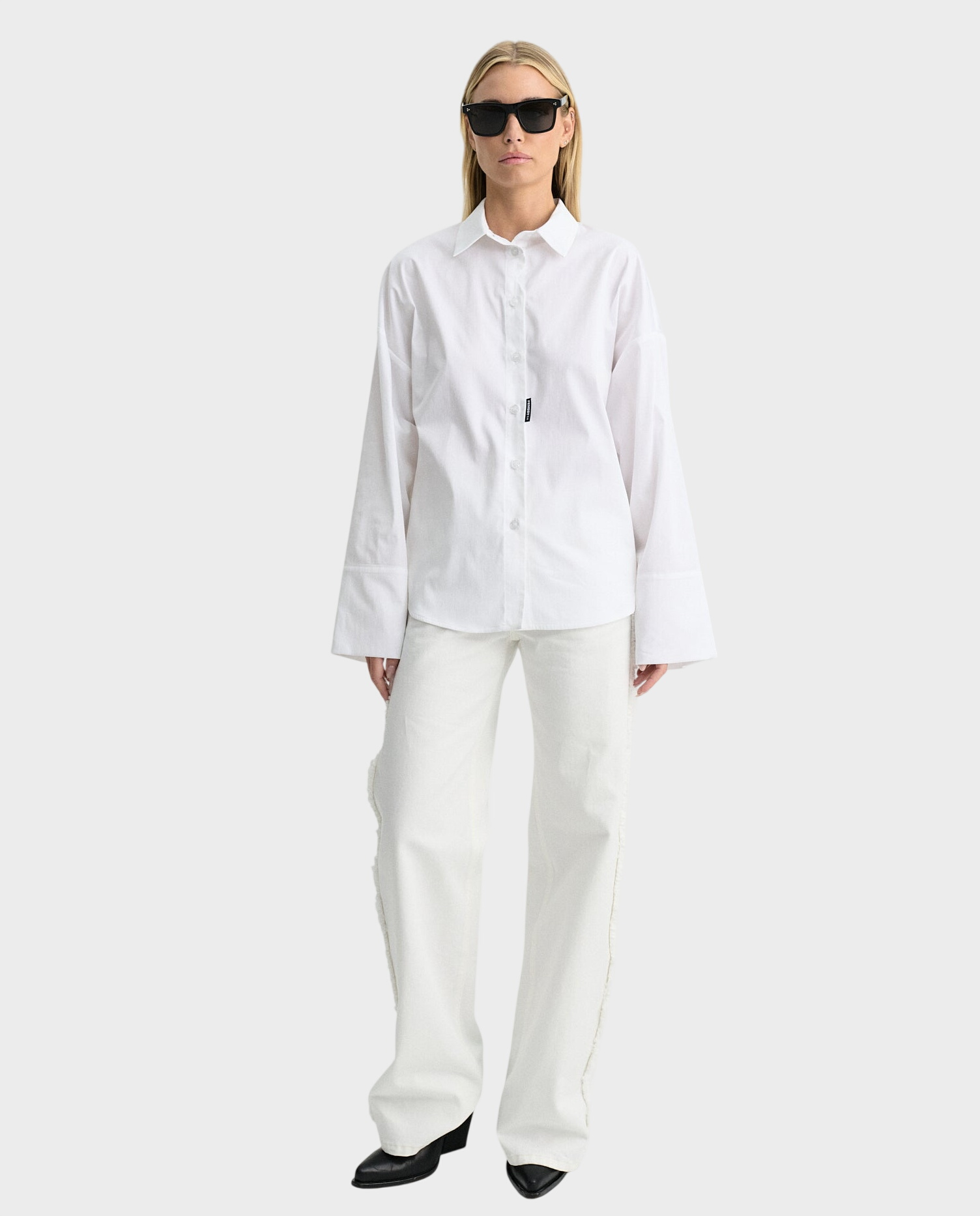 Biała koszula z napisem na plecach Clara - Image #2