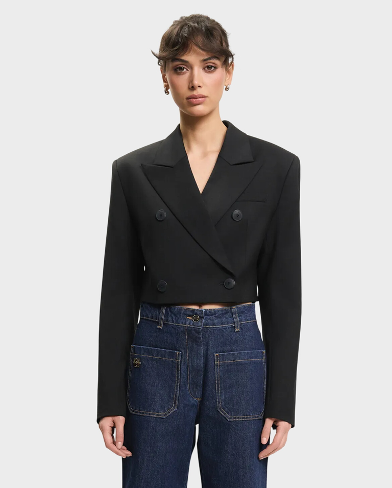 Czarna marynarka o krótkim kroju