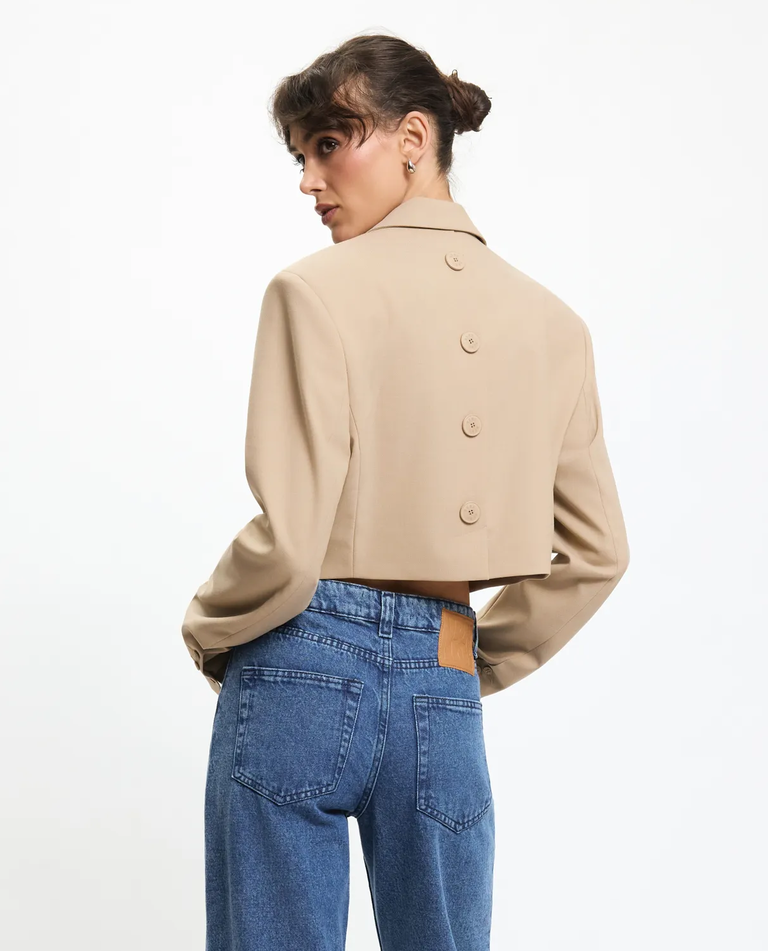 Krótka karmelowa marynarka