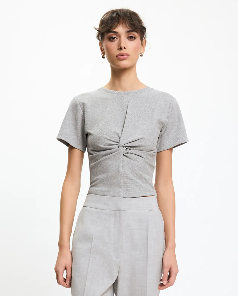 Szary crop top z dzianiny