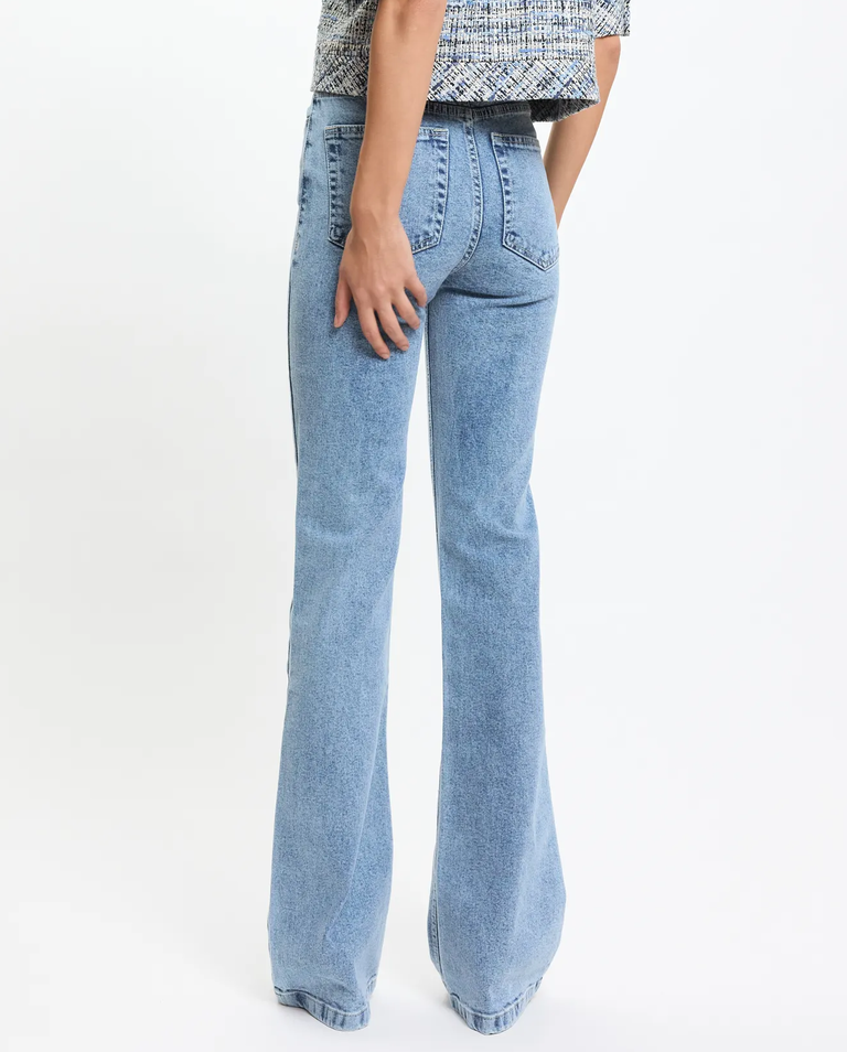 Niebieskie jeansy z rozszerzanymi nogawkami