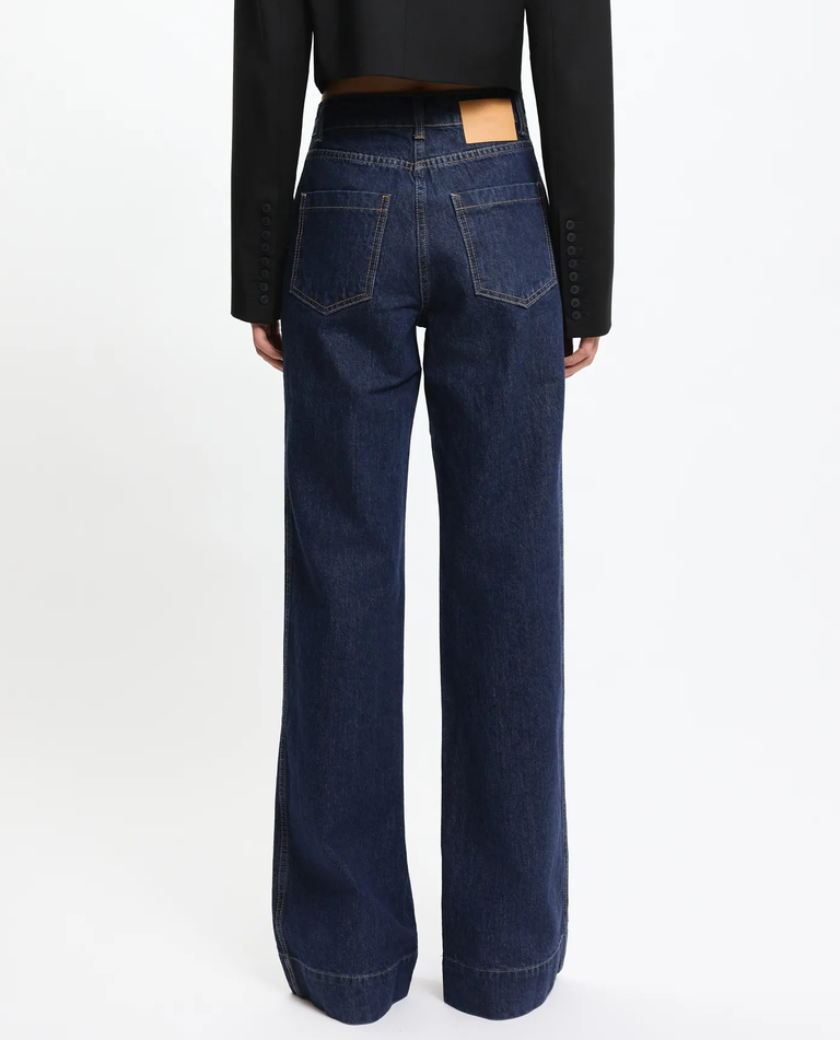 Granatowe jeansy z kieszeniami