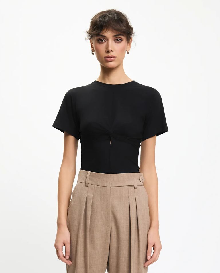 Czarny t-shirt z twistem