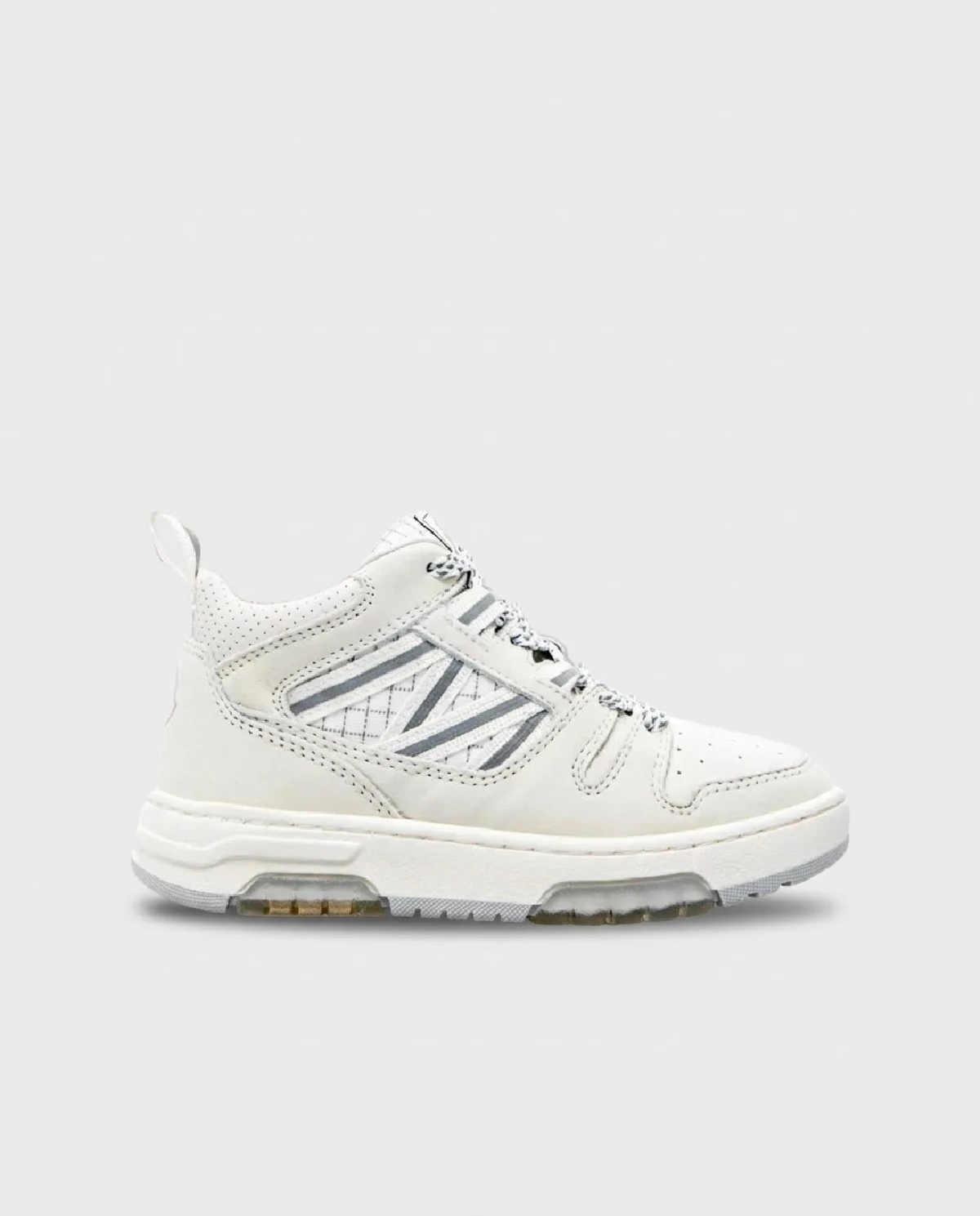 Białe snekaersy z kontrastowymi detalami - Image #0