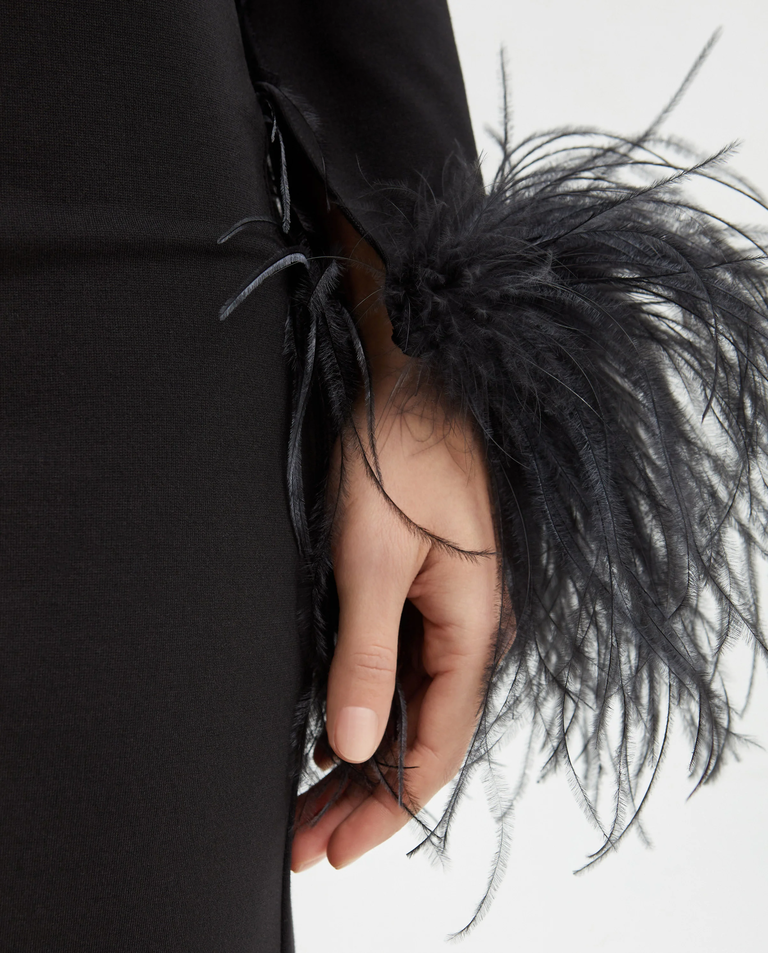 Czarna sukienka z piórami Yola - Image #4