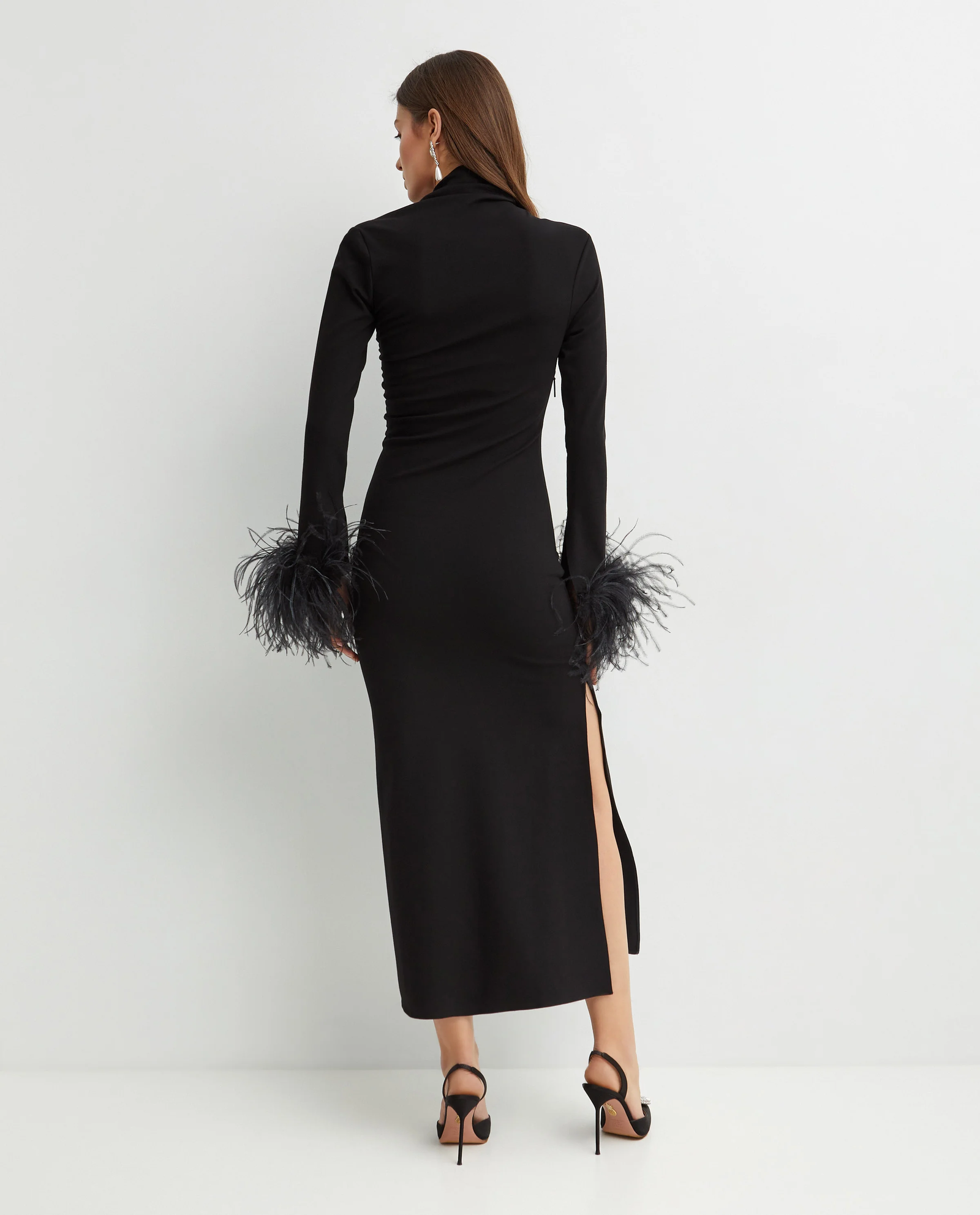 Czarna sukienka z piórami Yola - Image #3