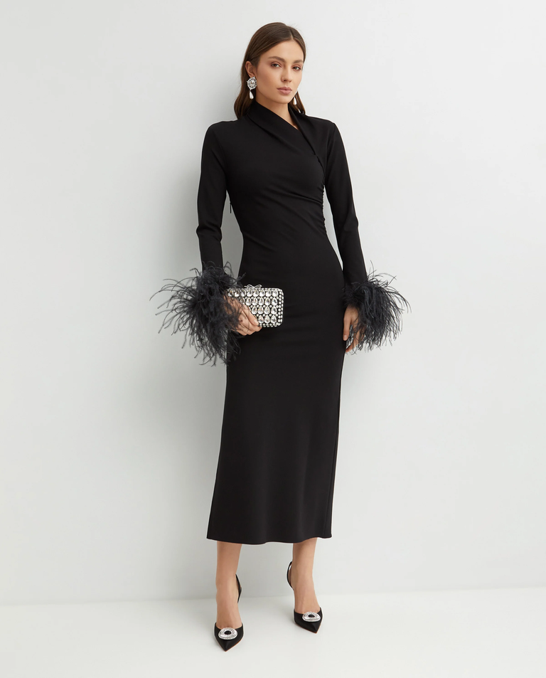 Czarna sukienka z piórami Yola