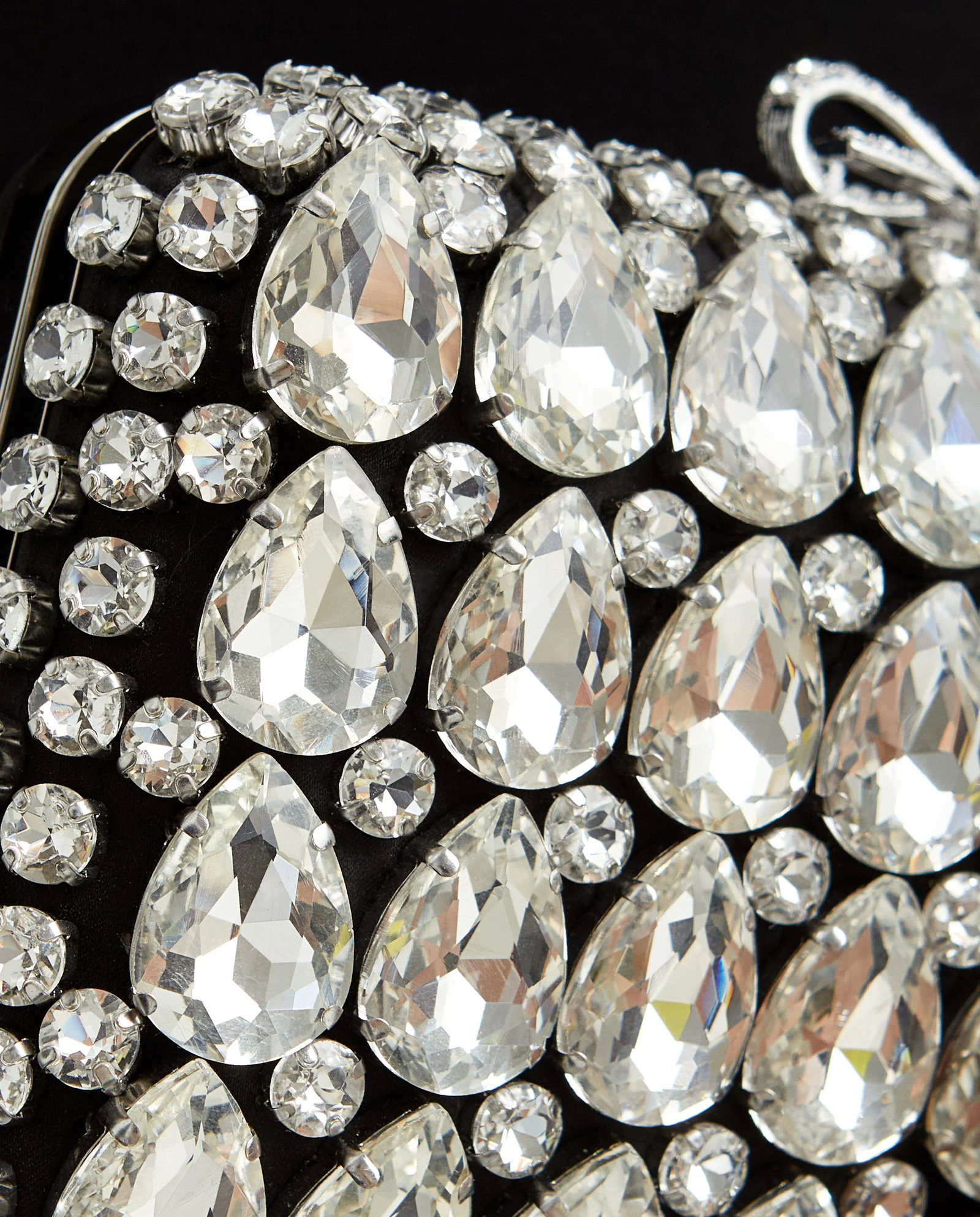 Czarna satynowa kopertówka z kryształkami - Image #6