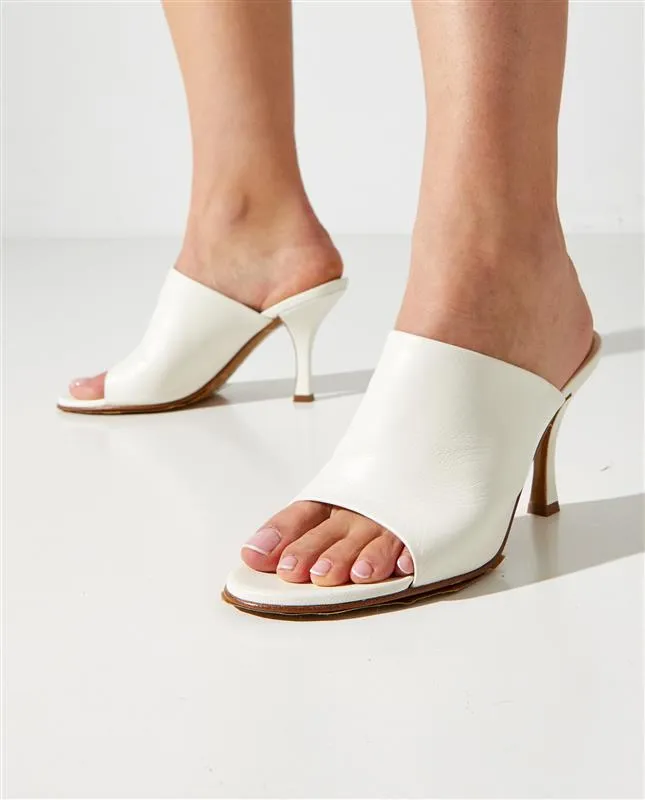 Białe skórzane mule