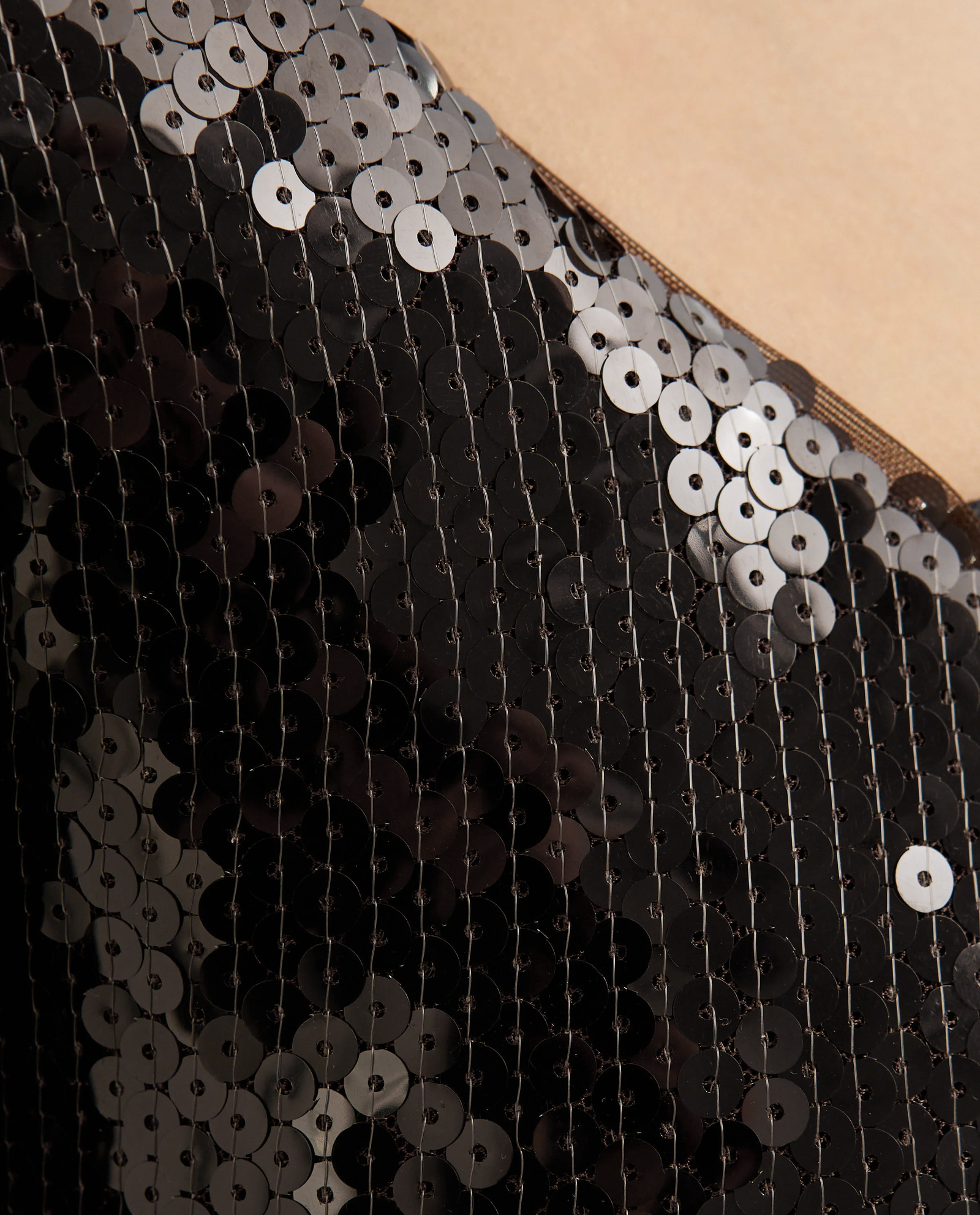 Ciemnobrązowa sukienka z cekinami Solaria - Image #4