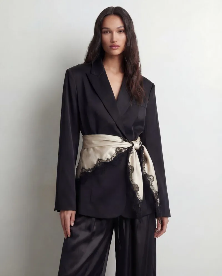 Jedwabna apaszka z czarną koronką