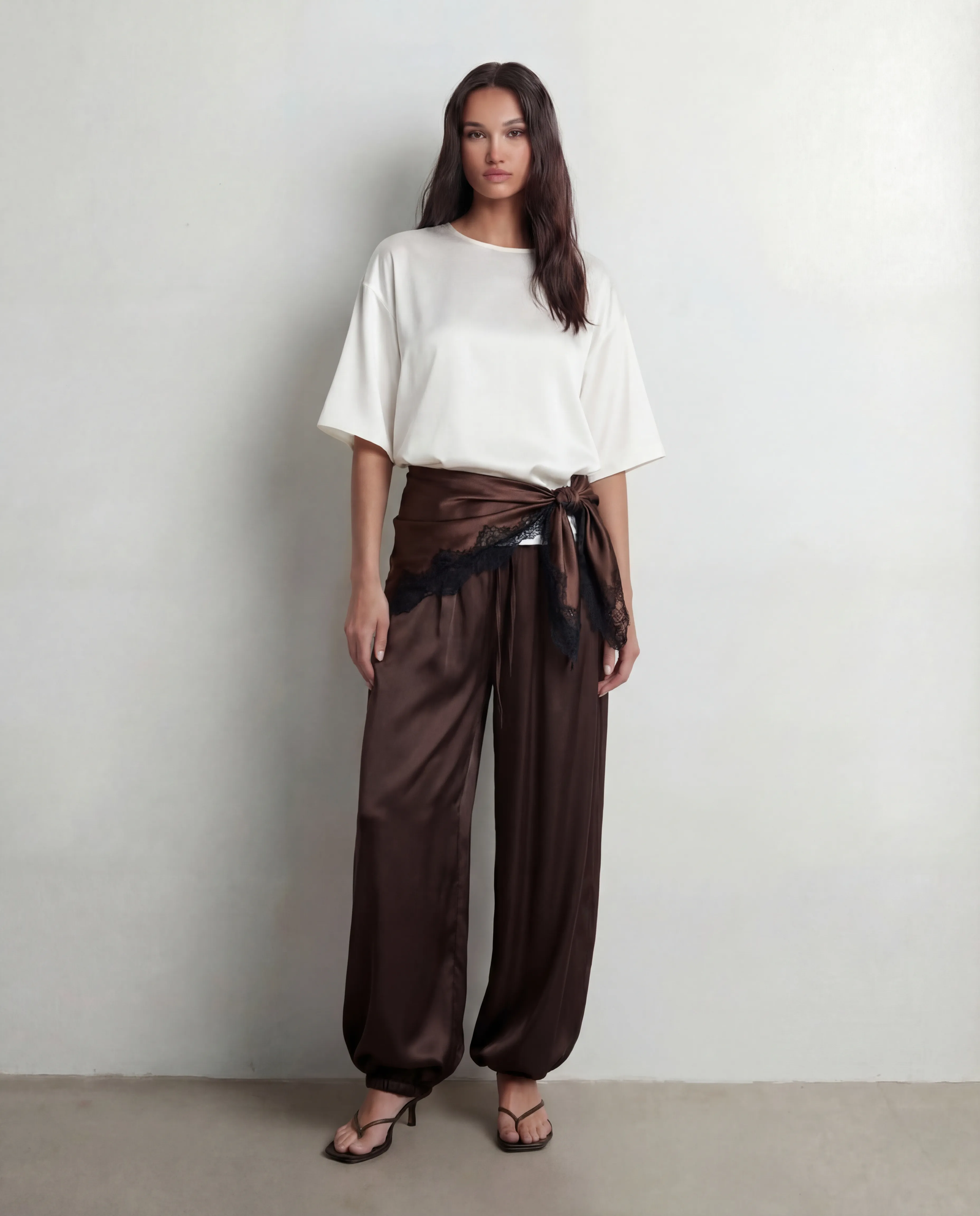 Jedwabna czekoladowa apaszka z koronką - Image #1