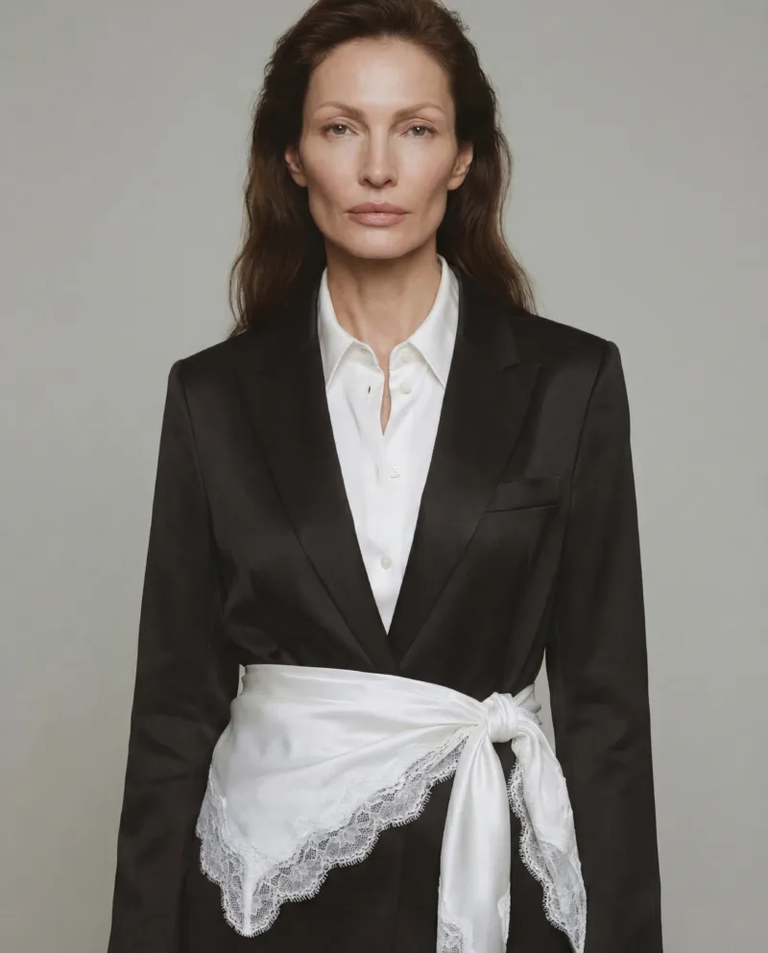 Jedwabna biała apaszka z koronką