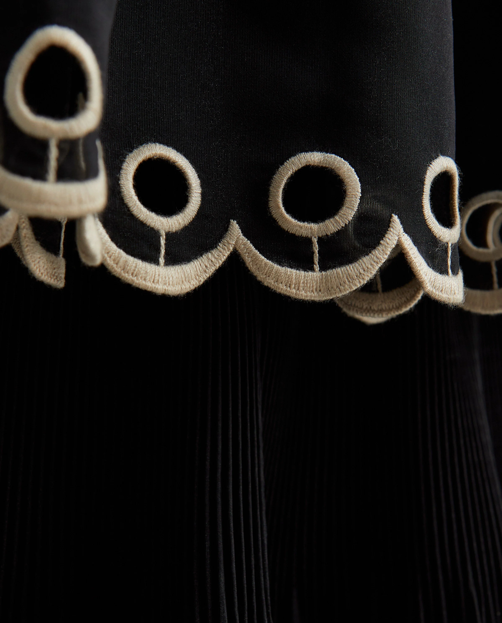 Czarna haftowana sukienka midi - Image #4