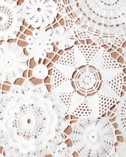 Biała szydełkowa sukienka midi - Image #4