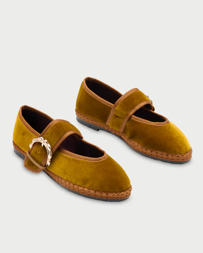 Aksamitne musztardowe baleriny z klamrą Sophie