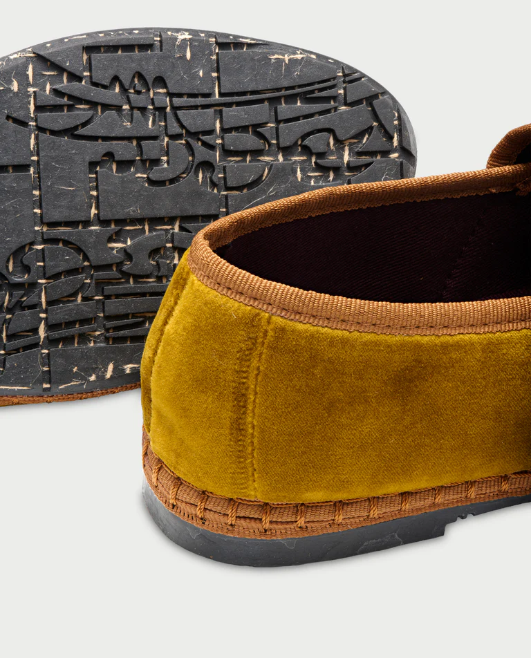 Aksamitne musztardowe baleriny z klamrą Sophie - Image #2